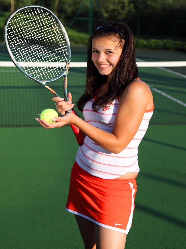 Mädchen in Tennisbekleidung
