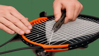 Tennisschläger wird bespannt